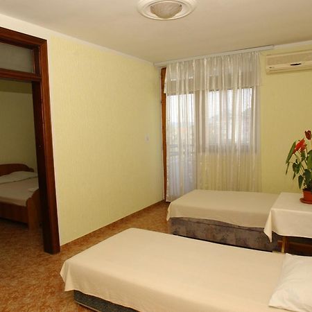 Rooms & Apartments Anka Bar Bagian luar foto